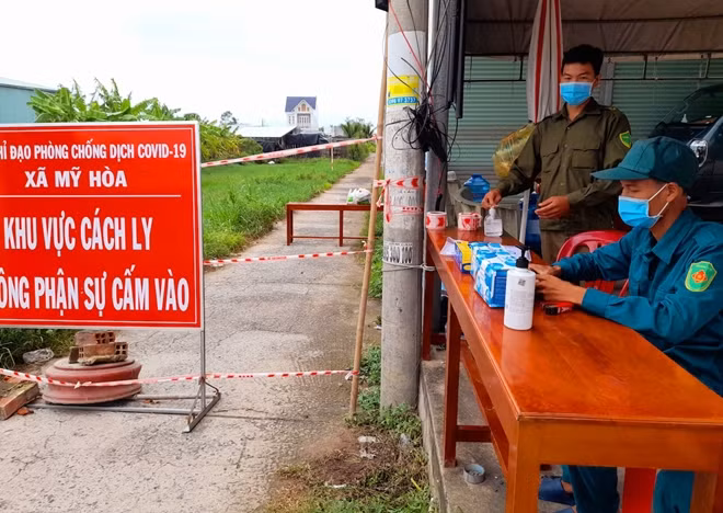 Lực lượng thực hiện nhiệm vụ tại khu vực cách ly y tế ở xã Mỹ Hòa, huyện Cầu Ngang.