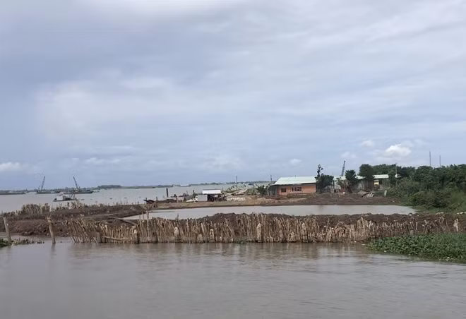Ông Lịch thừa nhận đã hút 1.000m3 bùn đất dưới sông Cổ Chiên để đắp đê bao ao cá.