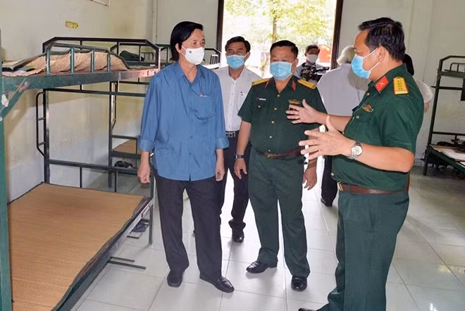 Đồng chí Nguyễn Văn Danh, Bí thư Tỉnh ủy Tiền Giang kiểm tra công tác chuẩn bị khu cách ly tập trung tại Trung đoàn 924 ở huyện Cai Lậy.