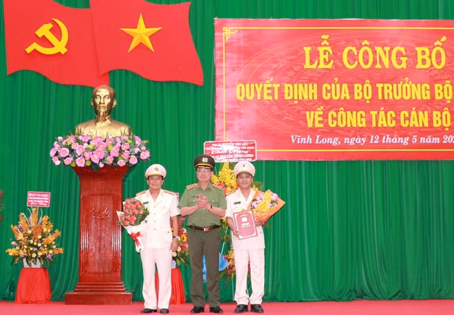 Thượng tướng Nguyễn Văn Thành trao quyết định bổ nhiệm Đại tá Nguyễn Trọng Dũng và Đại tá Đoàn Minh Lý.