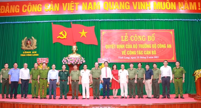 Lãnh đạo Bộ Công an và Tỉnh ủy, UBND tỉnh Vĩnh Long và các đại biểu dự buổi lễ.