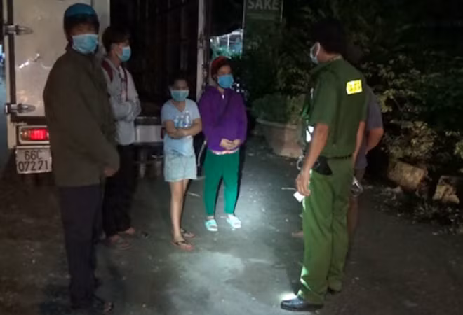 Ôtô tải cùng nhóm người vi phạm.