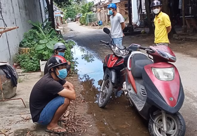 Hận và Thương (ngồi) bị xử phạt