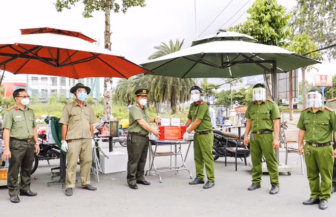 Đại tá Lương Văn Bền, Phó giám đốc Công an TP Cần Thơ, trao tặng các phần quà đến lực lượng đang làm nhiệm vụ.