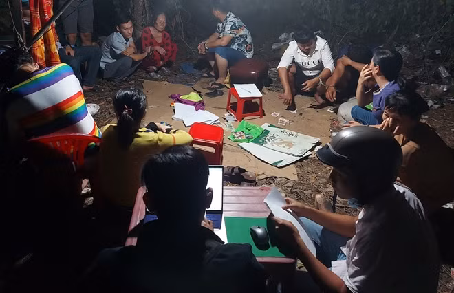Nhóm 9 người đánh bạc bị bắt quả tang.
