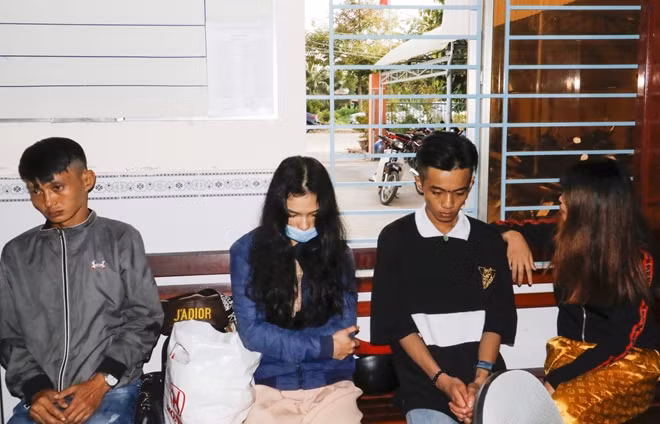 Nhóm thanh niên bị bắt quả tang sử dụng ma túy.