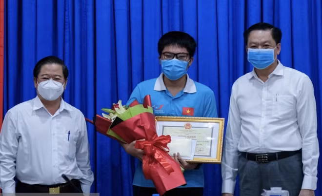 Lãnh đạo UBND TP Cần Thơ tặng bằng khen, chúc mừng em Đặng Lê Minh Khang.
