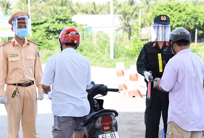 Lực lượng Công an làm nhiệm vụ tại chốt kiểm soát vào cửa ngỏ Trà Vinh.