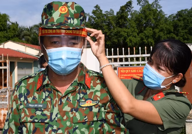 500 mặt nạ chắn giọt bắn được tặng cho lực lượng làm nhiệm vụ ở tuyến đầu.