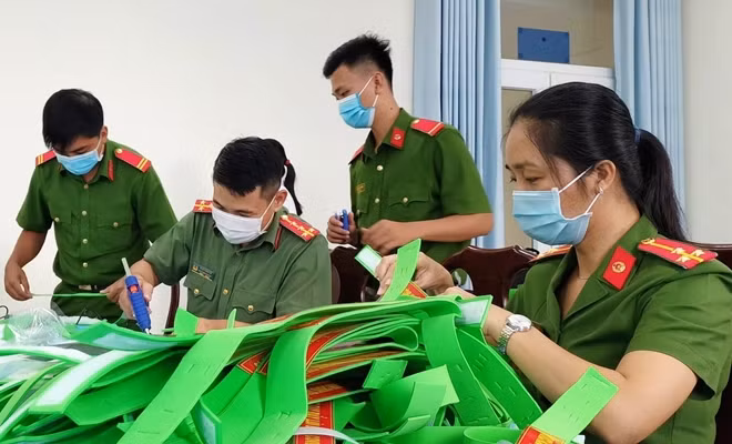 Đoàn thanh niên và Hội phụ nữ Công an tỉnh thực hiện các công đoạn làm mặt nạ chắn giọt bắn.