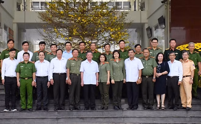 Lãnh đạo Tỉnh ủy, UBND Tỉnh ủy, UBND tỉnh Trà Vinh chúc Tết Công an tỉnh Trà Vinh.