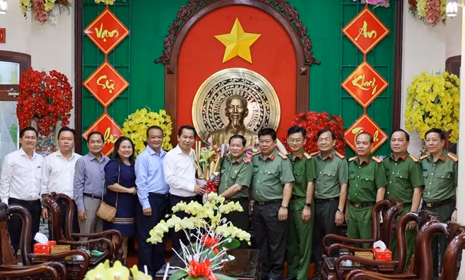 Đồng chí Lê Quang Mạnh tặng hoa, chúc Tết Công an TP Cần Thơ.