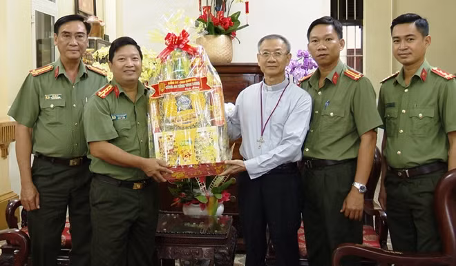 Đại tá Trần Quốc Phục, Phó giám đốc Công an tỉnh tặng quà, chúc Tết Toà giám mục.