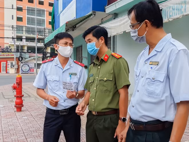 Tờ rơi quảng cáo cho vay tiền được lực lượng làm nhiệm vụ phát hiện.