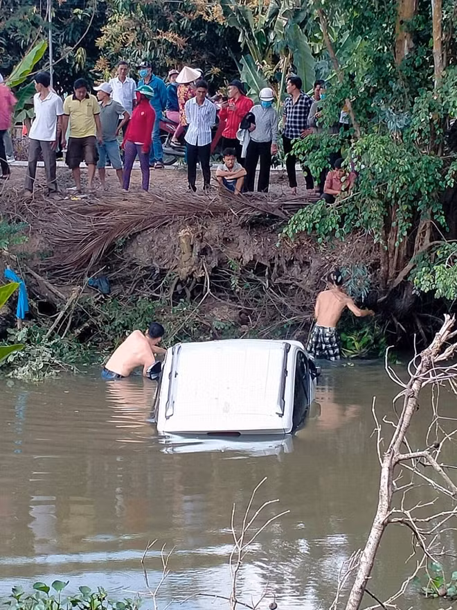Ô tô bị rơi xuống kênh ở huyện Cái Bè.