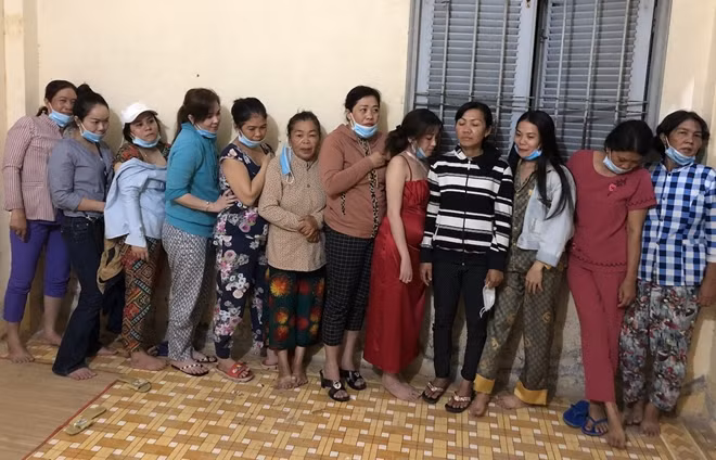 Nhóm người tham gia đánh bạc bị bắt quả tang.