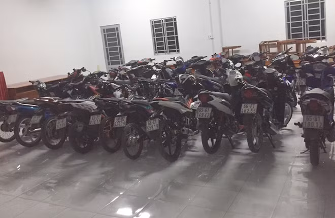 Các phương tiện bị tạm giữ, chờ xử lý.