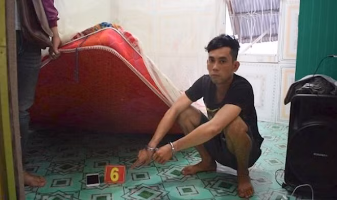 Phước cùng tang vật cướp giật.