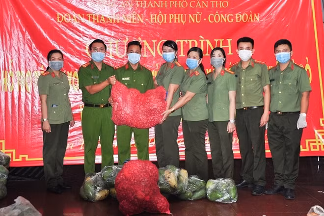 Cán bộ chiến sĩ Công an TP Cần Thơ hỗ trợ tiêu thụ nông sản cho người dân.