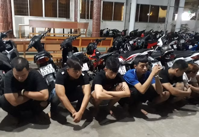 Nhóm thanh niên tụ tập cổ vũ đua xe trái phép.