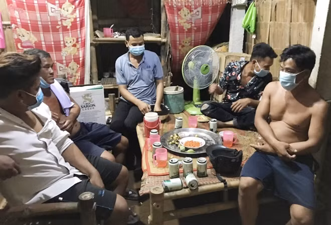 Nhóm 5 người tụ tập ăn nhậu bị phạt 75 triệu đồng.