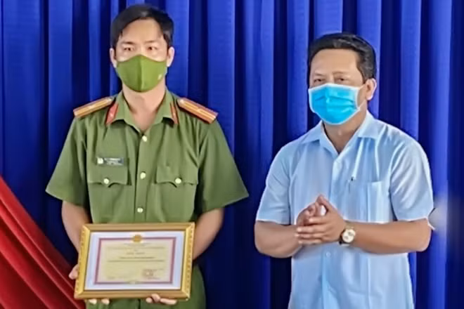 Đồng chí Hồ Văn Minh, Bí thư huyện ủy huyện Long Hồ tặng giấy khen cho Thiếu tá Nguyễn Minh Hải, Trưởng Công an xã Bình Hòa Phước.