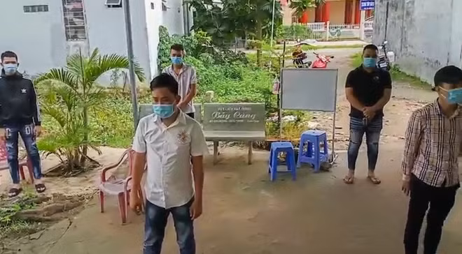 Nhóm thanh niên tụ tập ăn nhậu ở xã Trung Ngãi.