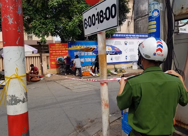 Lực lượng làm nhiệm vụ tiến hành căng dây khu vực phong tỏa.