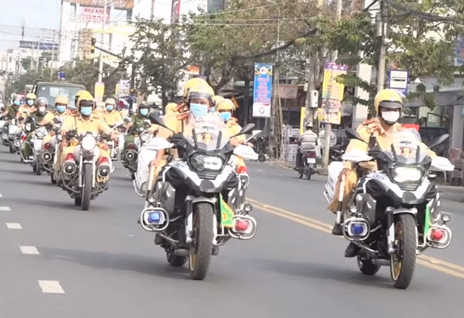 Hai xe BMW R1250GSA tham gia tuần tra trên các tuyến phố.
