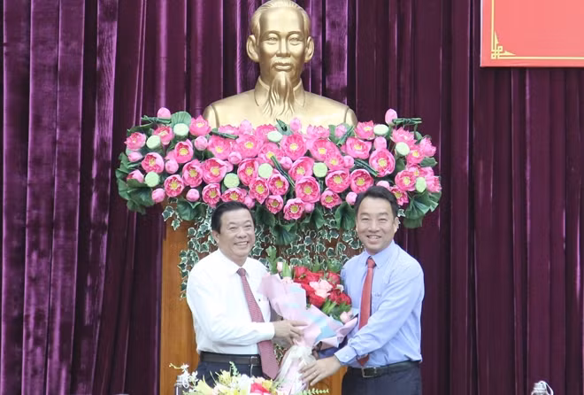Chủ tịch UBND tỉnh Vĩnh Long tặng hoa, chúc mừng tân Bí thư Tỉnh ủy Vĩnh Long Bùi Văn Nghiêm.