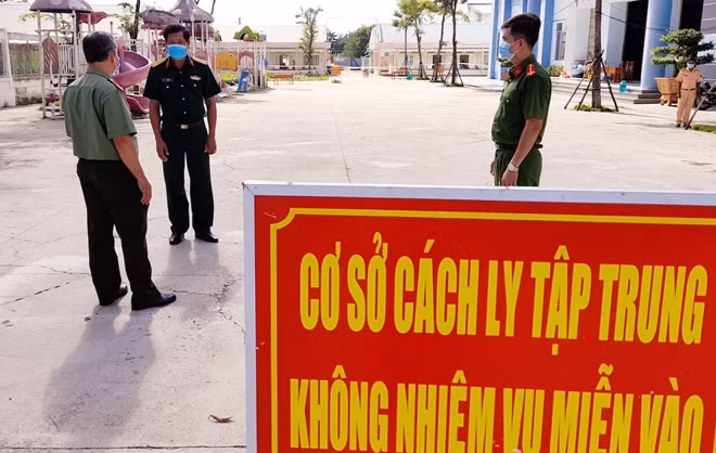 Công an huyện Tiểu Cần phối hợp các lực lượng bảo đảm an ninh, trật tự cơ sở cách ly tập trung.