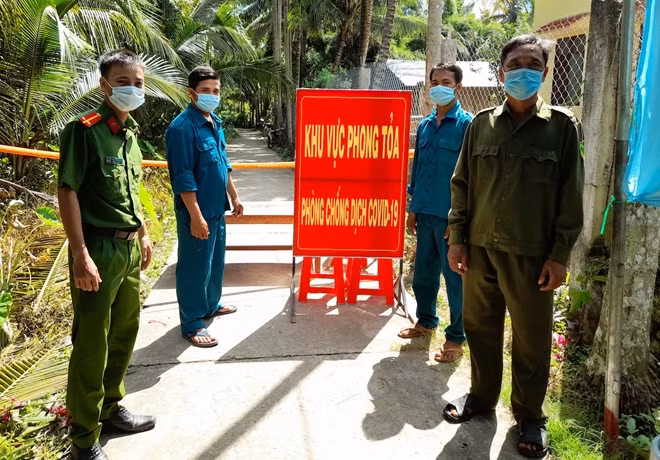 Lực lượng Công an làm nhiệm vụ tại khu vực phong tỏa ở huyện Tiểu Cần.