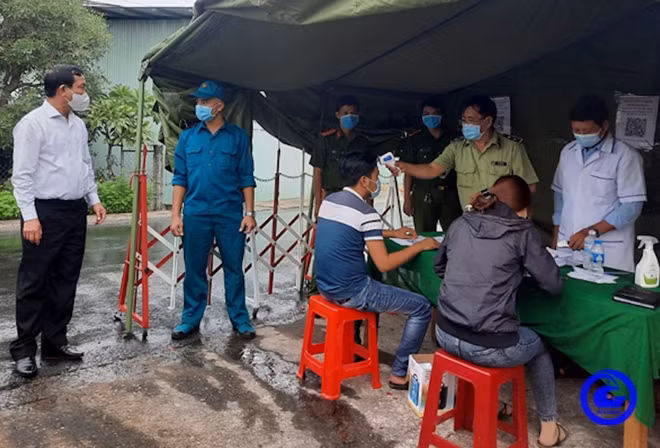 Chủ tịch UBND tỉnh Tiền Giang kiểm tra tại chốt kiểm soát phòng, chống dịch COVID-19. Ảnh: Hoàng Long