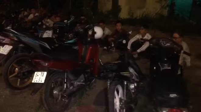 Phương tiện và nhóm thanh niên bị bắt giữ.