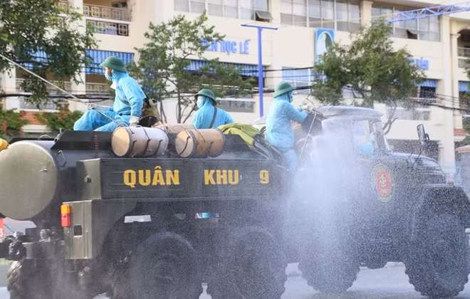 Bộ đội Hóa học phun khử khuẩn trong nội ô TP Cần Thơ.