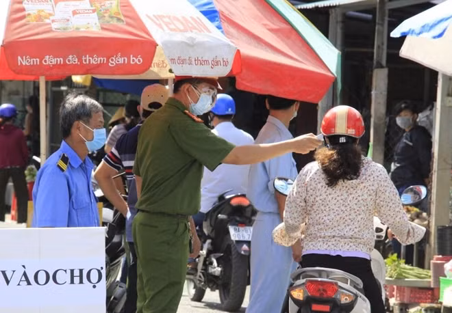 Lực lượng Công an kiểm tra chặt chẽ các trường hợp vào chợ, đảm bảo công tác phòng, chống dịch COVID-19.