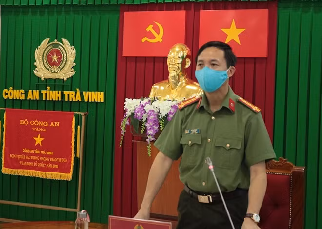 Đại tá Vũ Hoài Bắc, Giám đốc Công an tỉnh Trà Vinh, phát biểu chỉ đạo tại cuộc họp.