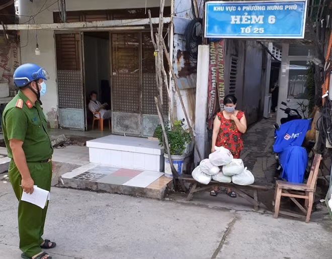 Công an phường Hưng Phú (quận Cái Răng) trao quà, hỗ trợ các nhu yếu phẩm cho người dân có hoàn cảnh khó khăn trong khu vực phong tỏa.