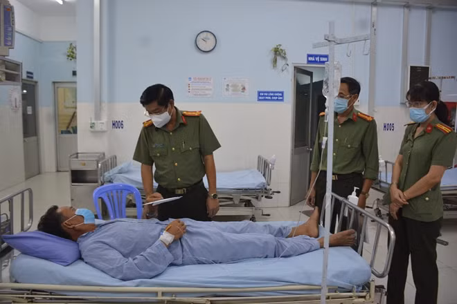 Đại tá Nguyễn Văn Hiểu, Giám đốc Công an tỉnh Đồng Tháp đến thăm, động viên ông Cảnh.