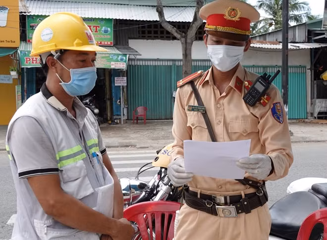 Lực lượng Công an kiểm tra chặt chẽ người vào trung tâm thành phố.