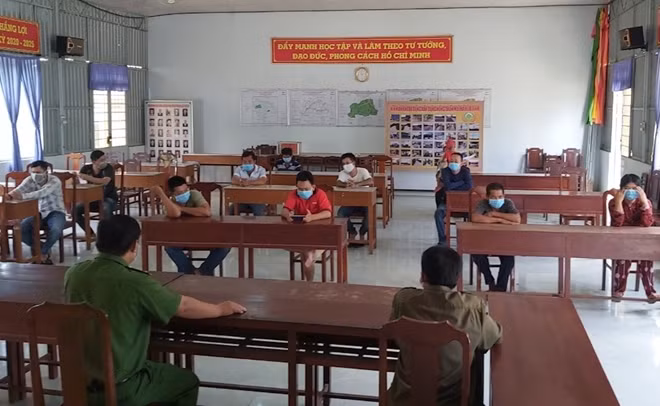 Nhóm người vi phạm ở huyện Mang Thít.