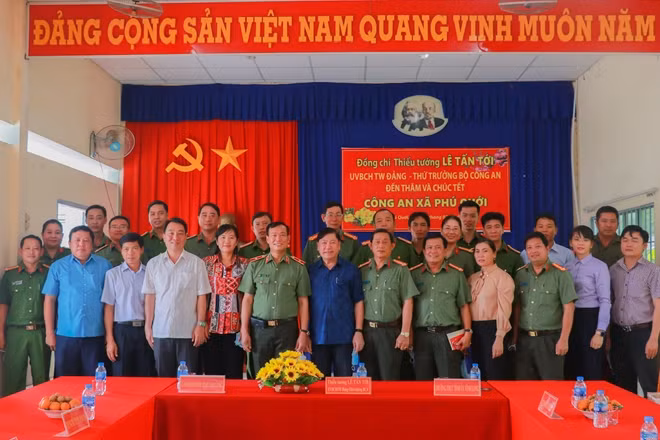 Lãnh đạo Bộ Công an; lãnh đạo Tỉnh ủy; UBND tỉnh và Ban giám đốc Công an tỉnh Vĩnh Long chụp ảnh lưu niệm sau buổi làm việc.