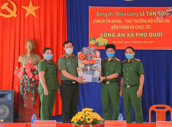 Thiếu tướng Lê Tấn Tới, Thứ trưởng Bộ Công an tặng quà Tết cho Công an xã Phú Quới.
