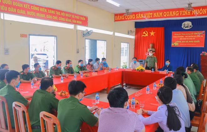 Thiếu tướng Lê Tấn Tới phát biểu tại buổi làm việc.