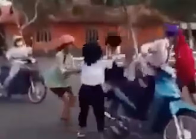 Nhóm 4 nữ sinh vây đánh bạn học.