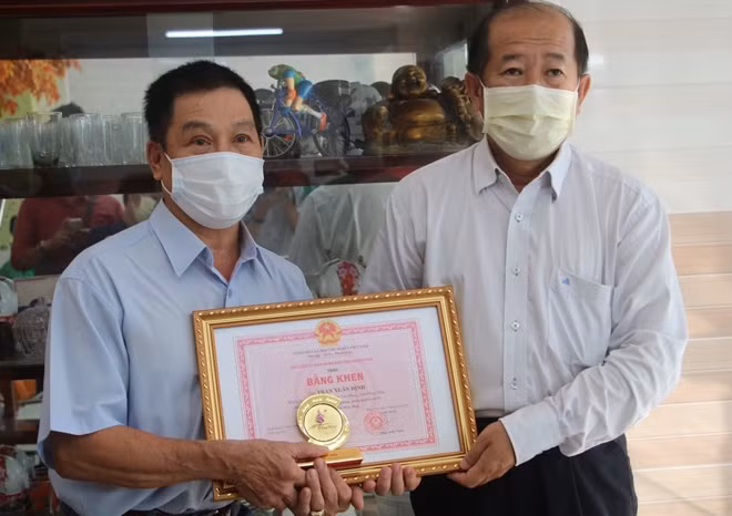 Lãnh đạo UBND tỉnh Đồng Tháp trao bằng khen cho ông Trần Xuân Định.