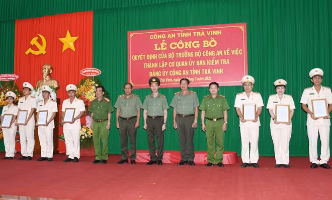 Ban Giám đốc Công an và Cơ quan UBKT Đảng ủy.