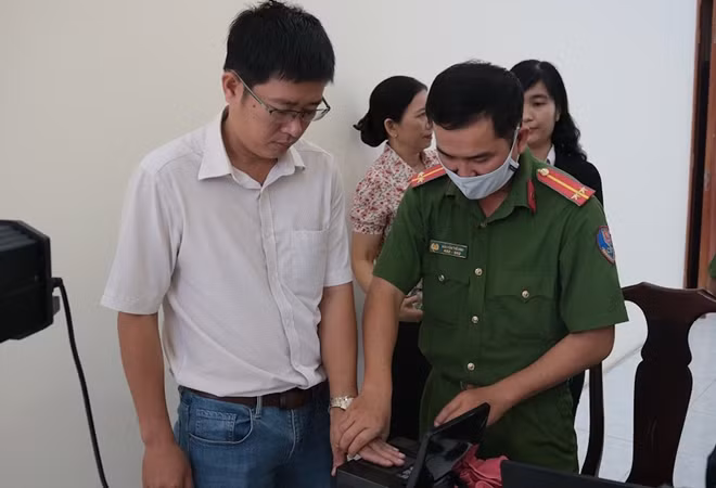 Công an Trà Vinh lập 10 tổ lưu động cấp căn cước công dân cho người dân.