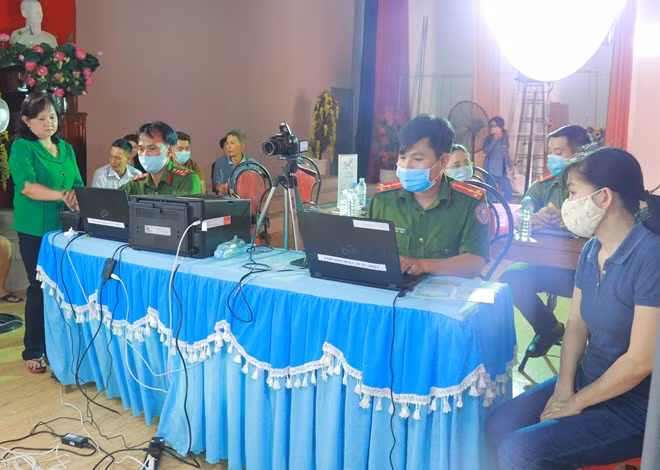 Cán bộ chiến sĩ Công an Vĩnh Long làm thủ tục cấp CCCD cho người dân.