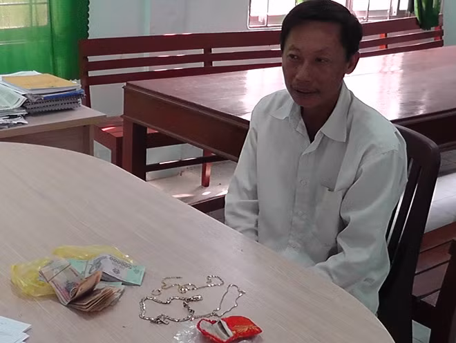 Ông Giang cùng tang vật tại cơ quan Công an.